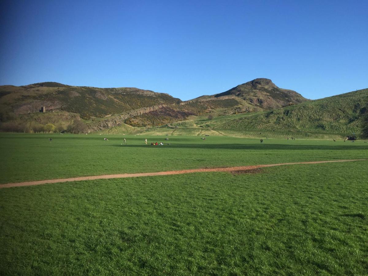Next Door To Holyrood Palace And Arthur'S Seat Bed & Breakfast Единбург Екстериор снимка