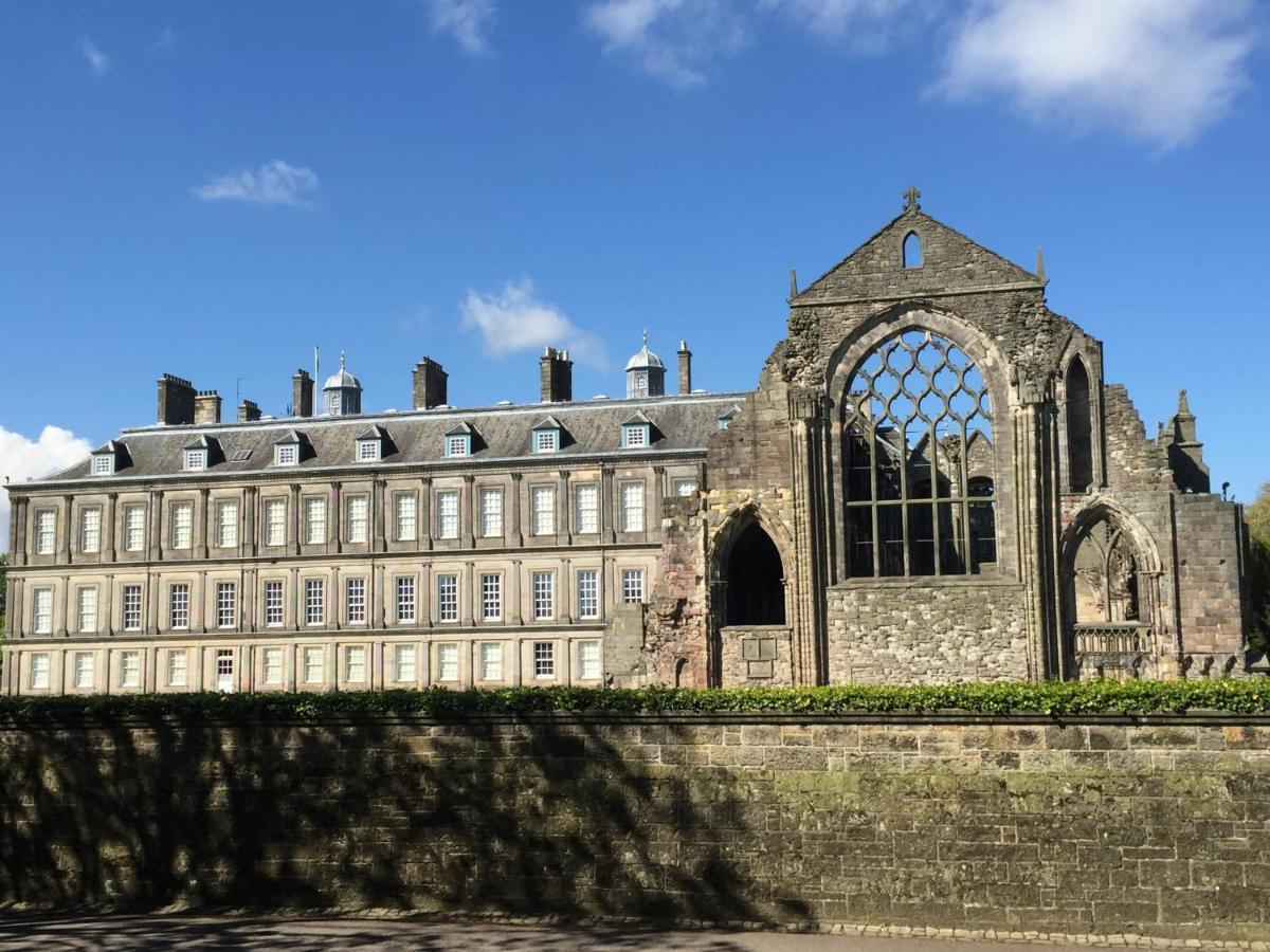 Next Door To Holyrood Palace And Arthur'S Seat Bed & Breakfast Единбург Екстериор снимка