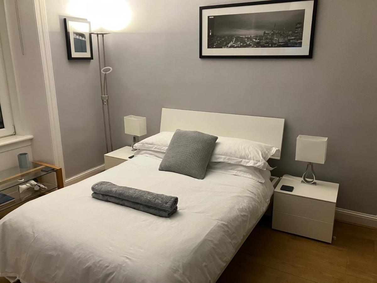 Next Door To Holyrood Palace And Arthur'S Seat Bed & Breakfast Единбург Екстериор снимка